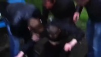 Des russes bourrés montent à un arbre
