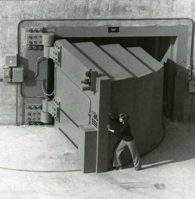 Laboratoire national Lawrence Livermore

Une employée la manipule et n 1979 et ce serait la porte la plus lourde du monde 44000kg