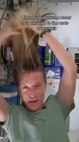 Se laver les cheveux dans l’espace