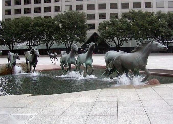 Des effets d'eau qui donnent l'impression que les chevaux sont vivants. 