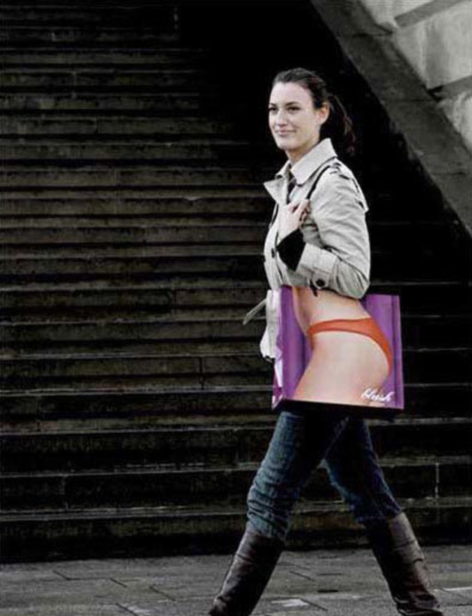 Un sac en trompe l'oeil qui reproduit une petite culotte