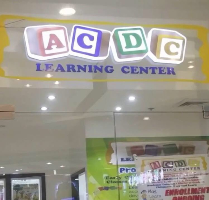 Of rock \m/
"Learning center": centre d'apprentissage.