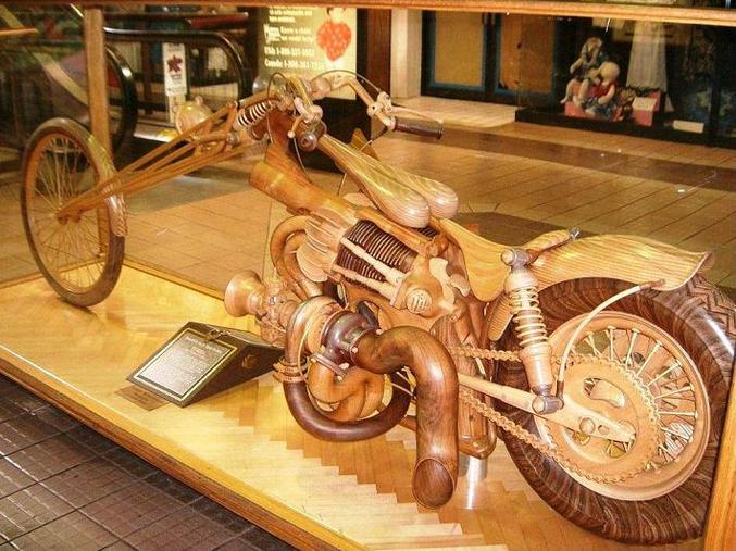 Une moto entièrement en bois.