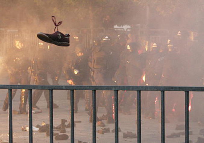 Un manifestant voulant prendre son pied.