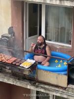 "Barbecue au balcon, Octobre en à plomb" (proverbe Indo-Albanais, plus communément I-A)