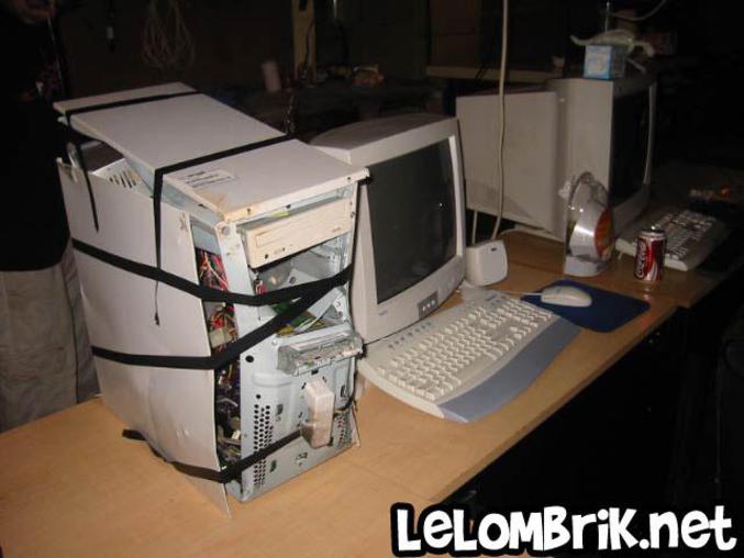 Une tour d'ordinateur bricolée pour tenir debout.