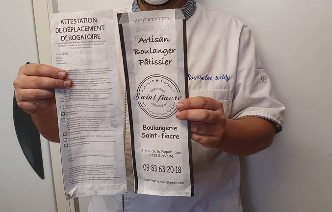 Teddy Rousselot, boulanger de Seine-et-Marne,  imprime l'attestation de déplacement sur ses sachets d'emballage de baguette.