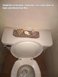 Dans les toilettes de maman