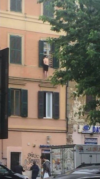 Il est parti? Je peux revenir? 