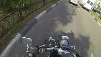 Un motard s'en prend aux gens qui jettent leurs déchets dans la rue