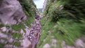 Incroyable rase-motte en wingsuit