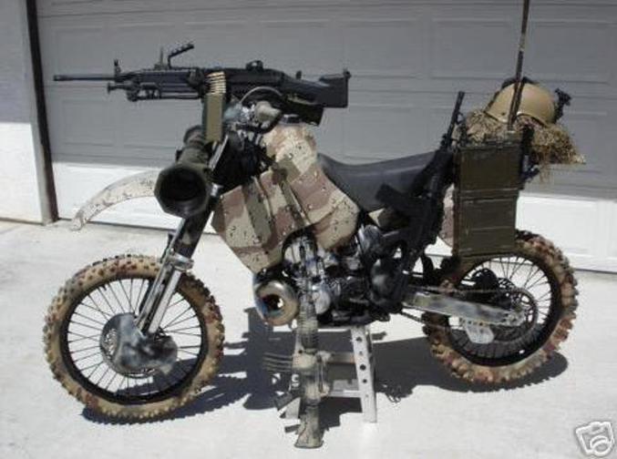 Une moto avec tout l'équipement nécessaire pour faire la guerre.
