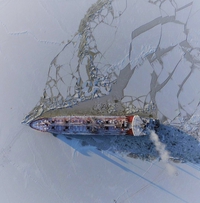 Un méthanier dans l'océan glacial arctique