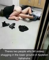 Un couple s’est endormi dans le hall d’entrée 
