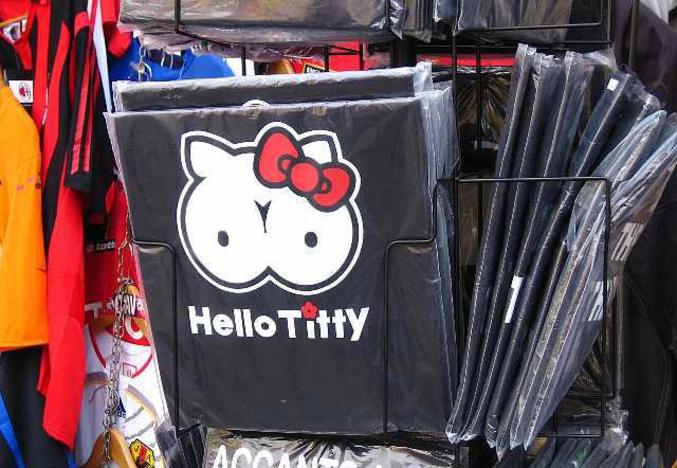 Un t-shirt humoristique parodiant Hello Kitty.