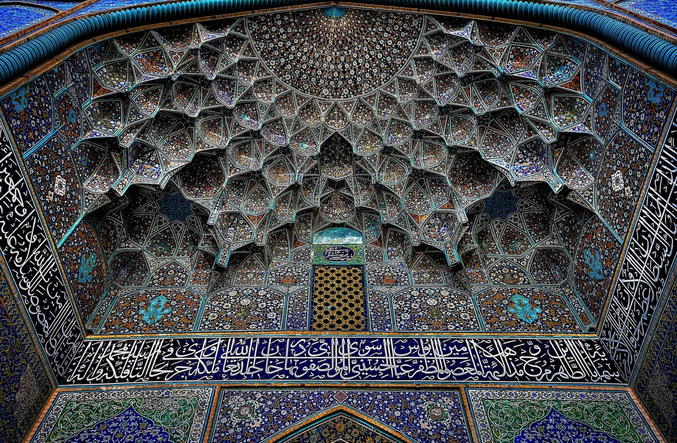 La Mosquée du Chah est un édifice religieux situé à Ispahan, construite pour le souverain safavide Chah Abbas Ier entre 1612 et 1630. Ses architectes principaux sont Muhibb al-Din al-Kula et Ustad ali Akbar Isfahani. Le bâtiment est également nommé Mosquée de l'Imam, en référence à Rouhollah Khomeini. (Wikipedia)