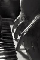 Il jouait du piano du bout