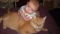Un bébé et son chat
