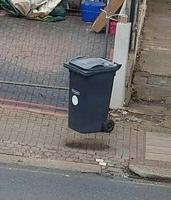 Lévitation ? Non, juste une flaque devant la poubelle.