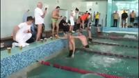 L’important en natation c’est de bien lever les coudes.