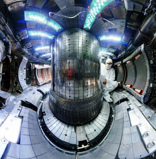 La fusion nucléaire est un processus physique énergétique prenant place au sein des étoiles. Il implique la collision puis la fusion d’éléments légers comme l’hydrogène en éléments plus lourds comme l’hélium. Contrairement à la fission nucléaire utilisée aujourd’hui, consistant en la cassure d’un noyau atomique lourd en noyaux plus légers. Les scientifiques travaillent sur des réacteurs à fusion depuis le début des années 1940, toutefois, jusqu’à maintenant, les réactions de fusion engendrées consomment plus d’énergie qu’elles n’en produisent.


La construction du réacteur à fusion nucléaire compact SPARC devrait commencer en juin 2021 et s’achever d’ici trois ou quatre ans. Avec pour objectif de produire de l’électricité dès 2035.

Le projet Sparc, c'est tout simplement l'un des plus importants projets à financements privés du genre. Un tokamak. Un réacteur à « plasma brûlant » qui doit fusionner des isotopes de l'hydrogène pour former de l'hélium, dans une réaction autoentretenue et sans apport supplémentaire d'énergie. Et selon les calculs des chercheurs impliqués, il devrait donc être en mesure de produire au moins deux fois -- peut-être même jusqu'à dix fois -- plus d'énergie de fusion que la quantité nécessaire à initier la réaction. Une véritable prouesse, car personne n'a encore pu atteindre un tel niveau de rentabilité.

Source: https://trustmyscience.com/sparc-projet-mit-fusion-nucleaire-15-ans/

Source : https://www.google.fr/amp/s/www.futura-sciences.com/alternative/amp/actualite/83294/
