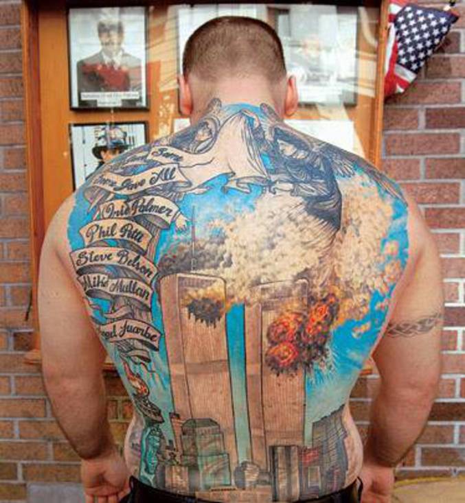 Un tatouage représentant la destruction des tours jumelles