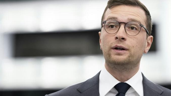 Le gamin condamné à suivre un stage de citoyenneté pour avoir fait acte de probité citoyenne.