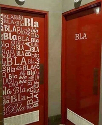 Portes des toilettes dames et messieurs