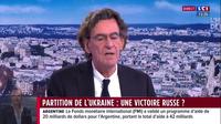 En plein direct, l'homme craque et balance tout.