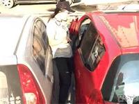Tuto pour entrer dans une voiture serrée