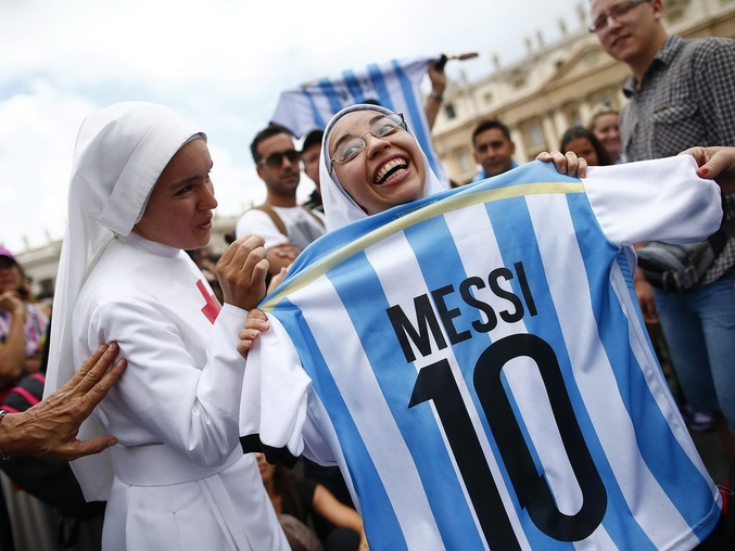 Une bonne sœur et un maillot de footballeur.