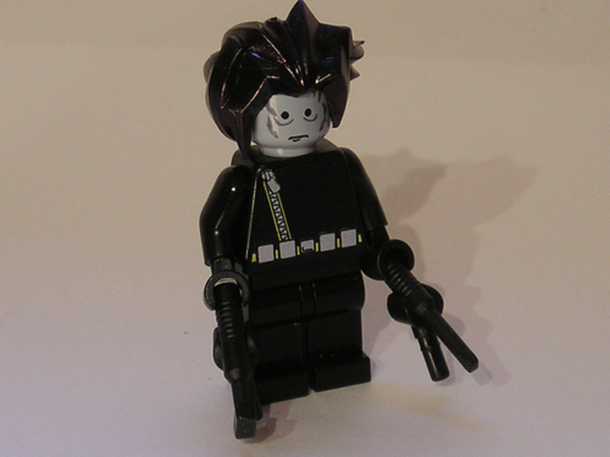 Une figurine d'Edward aux mains d'argent de Tim Burton en LEGO.