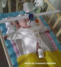 Quand papa garde bébé