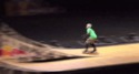 Il enchaîne les sauts en skate