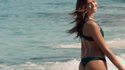 Une fille à la plage