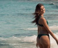 Une fille à la plage