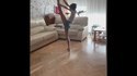 Figure de patinage dans son salon pendant le confinement 
