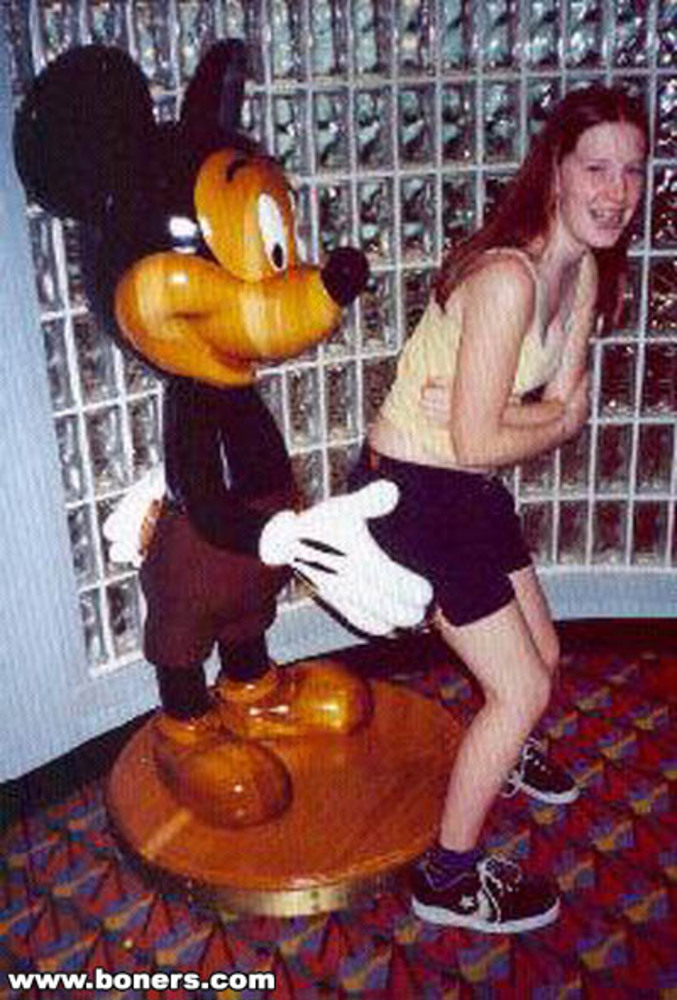 Mickey touche les fesses d'une fille.