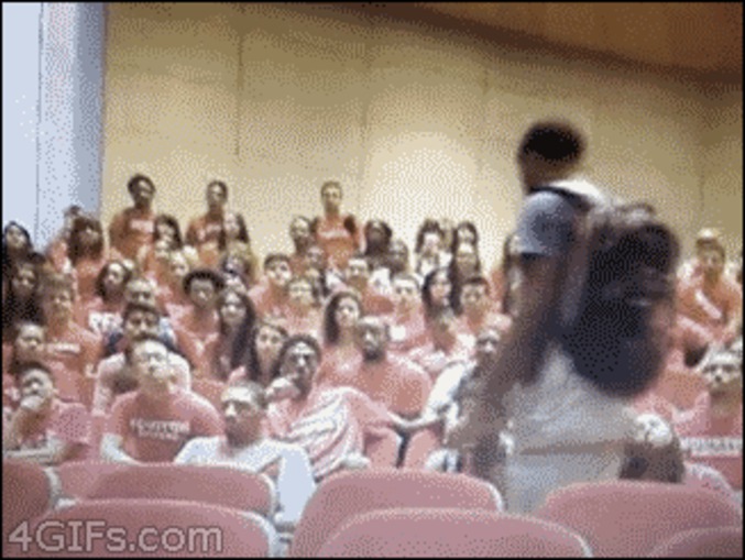 Pendant ce temps, à l'amphithéâtre