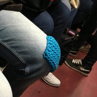 Dis, mamie, tu peux raccommoder mon jean, steuplait ?