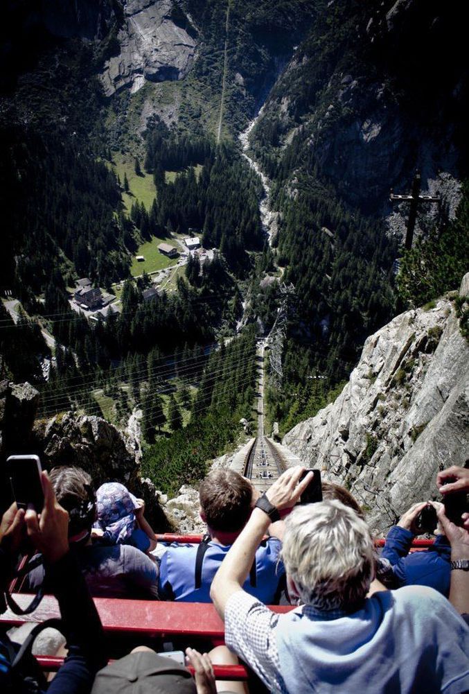 Avec une pente de 106%, la Gelmerbahn est le funiculaire le plus raide du monde. (Suisse)