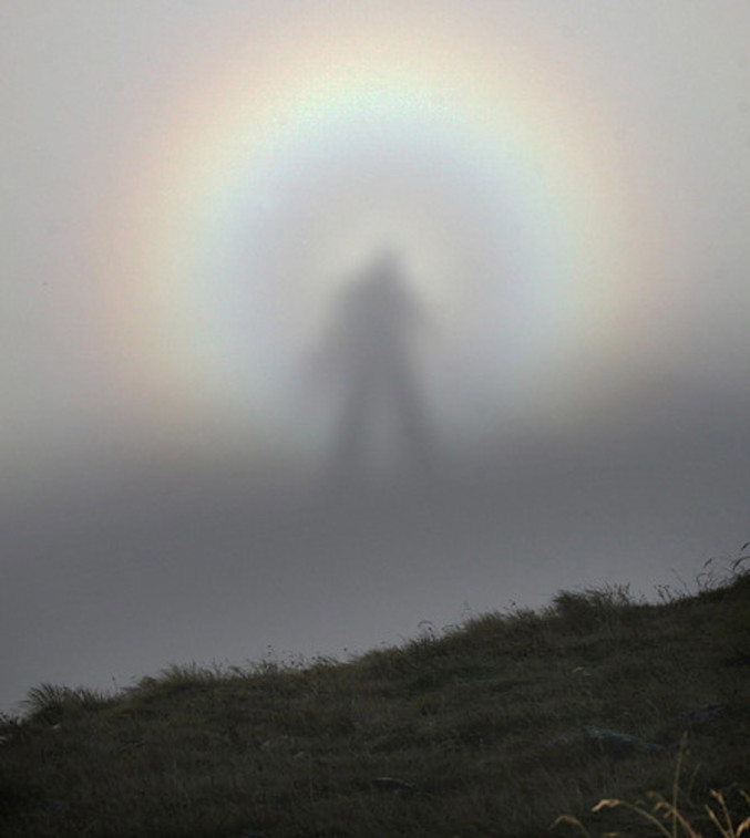 Un spectre de Broken (ici en Pologne) correspond à l'agrandissement important de l'ombre d'une silhouette projetée sur un nuage. On observe ce phénomène rare au sommet d'une montagne, lorsqu'on regarde dans la direction opposée au Soleil.