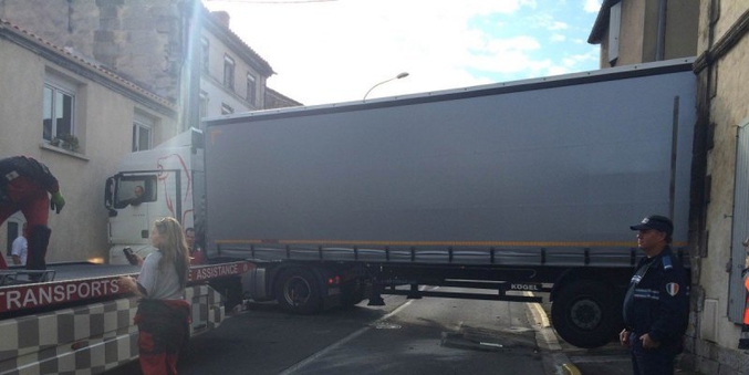 Un camionneur écoute son GPS et bloque la route de Paris.
(source : Sud Ouest)
