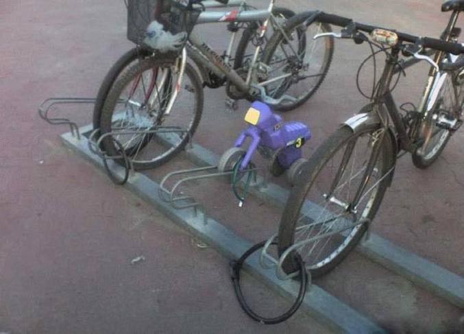 Un enfant qui ne veut pas qu'on lui vole son vélo.