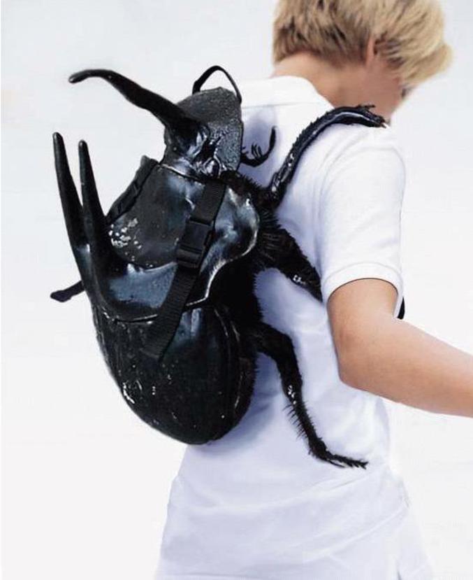 Un sac à dos en forme d'insecte géant.