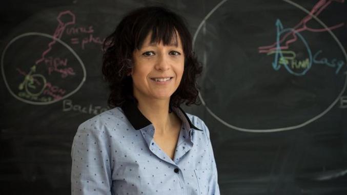 C’est Emmanuelle Charpentier une microbiologiste, généticienne et biochimiste française, prix Nobel de chimie 2020 qu’elle partage avec l’américaine Jennifer Doudna. Elle est membre de l'Académie des sciences et de l'Académie des technologies.

Le prix Nobel de chimie a été attribué, mercredi 7 octobre, à la Française Emmanuelle Charpentier et à l'Américaine Jennifer Doudna. Les deux femmes ont découvert l'un des outils les plus pointus de la technologie génétique, les "ciseaux génétiques" Crispr-Cas9. Grâce à lui, les chercheurs peuvent modifier l'ADN des animaux, des plantes et des micro-organismes avec une précision extrême, détaille le comité Nobel. Cette technologie contribue à de nouvelles thérapies contre le cancer et peut réaliser le rêve de guérir des maladies héréditaires.

Pour leurs recherches, les scientifiques doivent modifier les gènes des cellules s'ils veulent comprendre leur fonctionnement. Ce travail était autrefois long, difficile et parfois impossible. Grâce aux "ciseaux génétiques" Crispr-Cas9, il est désormais possible de changer le code de la vie en quelques semaines. Le coût est également moindre. "La manipulation revient au total à quelques milliers d’euros, alors que certaines souris mutantes valent parfois jusqu’à 50 000 euros", indiquait le CNRS en 2016.

Plusieurs réserves ont malgré tout été émises concernant un possible détournement de leurs travaux dès 2015 par un membre du conseil national consultatif pour la biosécurité, cité par la cellule enquête de radio france.

Source: https://www.google.fr/amp/s/mobile.francetvinfo.fr/monde/prix-nobel/le-prix-nobel-de-chimie-est-attribue-a-la-francaise-emmanuelle-charpentier-et-a-l-americaine-jennifer-doudna-recompensees-pour-leurs-ciseaux-genetiques_4131899.amp


