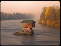 Une cabane au milieu de la rivière Drina en Serbie