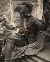 2 officiers soviétiques posent "dans" un monument berlinois vers Septembre 1945