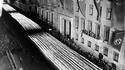 Hitler au balcon de la nouvelle Chancellerie assiste à un défilé aux flambeaux