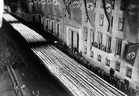 Hitler au balcon de la nouvelle Chancellerie assiste à un défilé aux flambeaux
